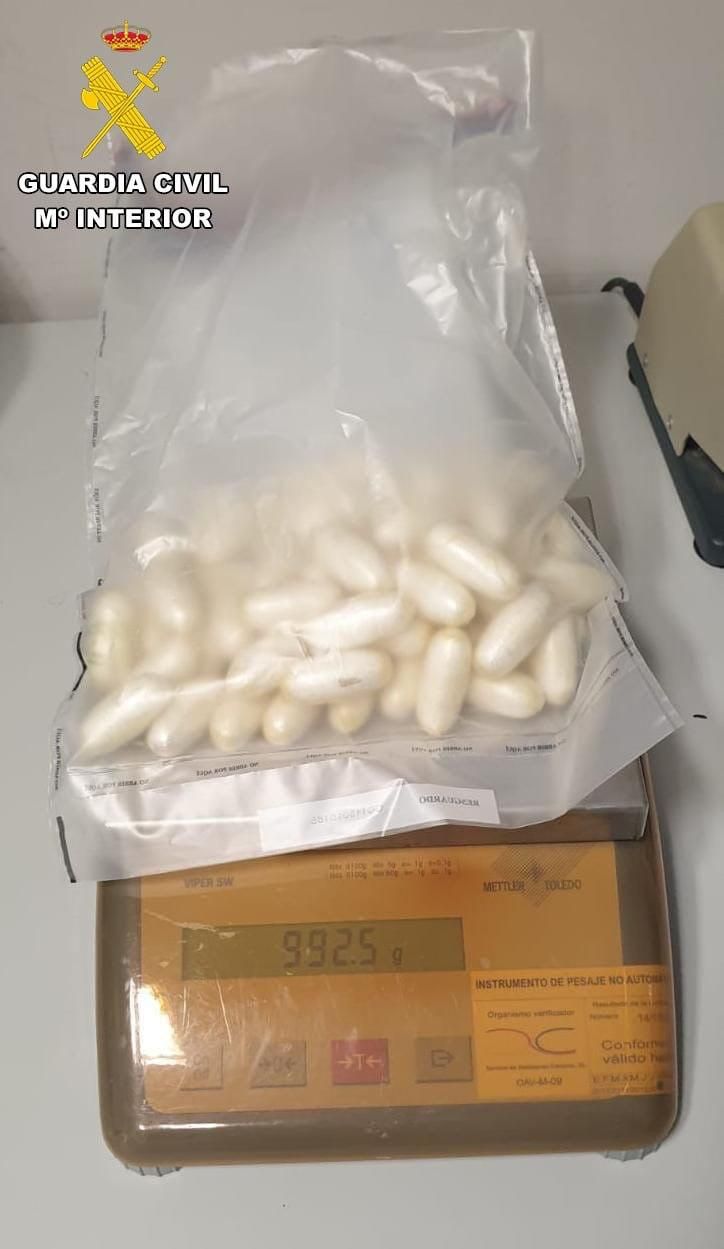 Drogas expulsadas por el detenido en el Aeropuerto de Gran Canaria.