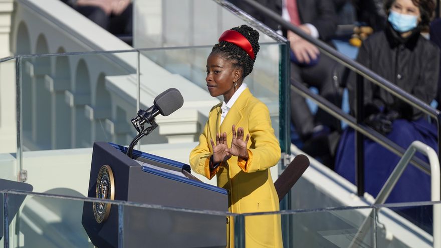 Amanda Gorman, poeta de 22 años durante su intervención en el Capitolio: "Para poner primero nuestro futuro, antes tenemos que dejar de lado nuestras diferencias, dejar las armas para poder alcanzar los brazos de los otros"