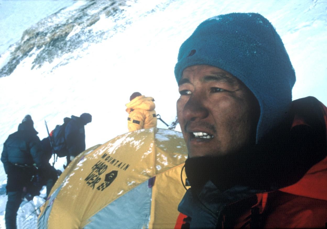 Una imagen de Jamling, durante su primera y única ascensión al Everest, sacada de un fotograma del documental de IMAX