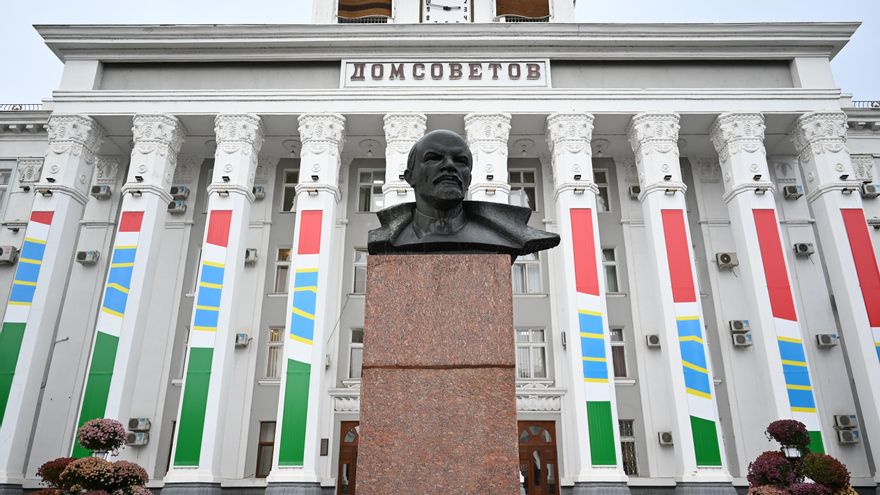 Vista del busto de Lenin en frente de la Casa de los Sóviet en Tiráspol, capital de la autoproclamada República de Transnistria, Moldavia. Ningún lugar conserva la esencia de la URSS como la moldava Transnistria, que luce con orgullo la hoz y el martillo y donde 30 años después la figura de Lenin aún preside los principales edificios estatales. EFE/ Ignacio Ortega