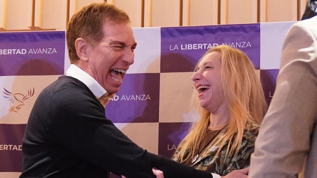 Diego Santilli, en un encuentro junto a Karina Milei.
