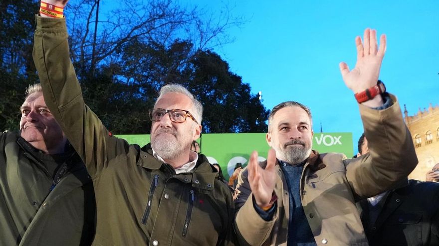 El líder de Vox, Santiago Abascal, junto al candidato de su partido, Carlos Pollán, en el acto de cierre de campaña