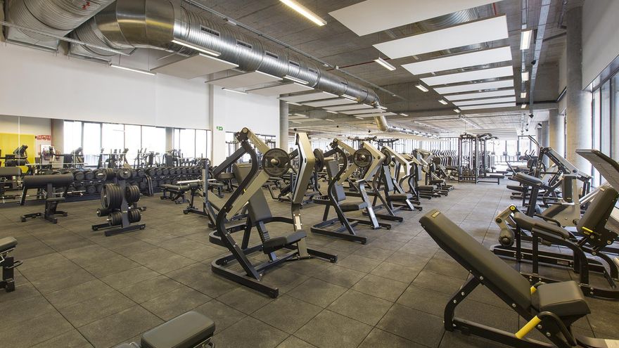 El polideportivo privatizado que rebasa los precios fijados por el Ayuntamiento de Madrid: "Es un servicio más caro y peor"