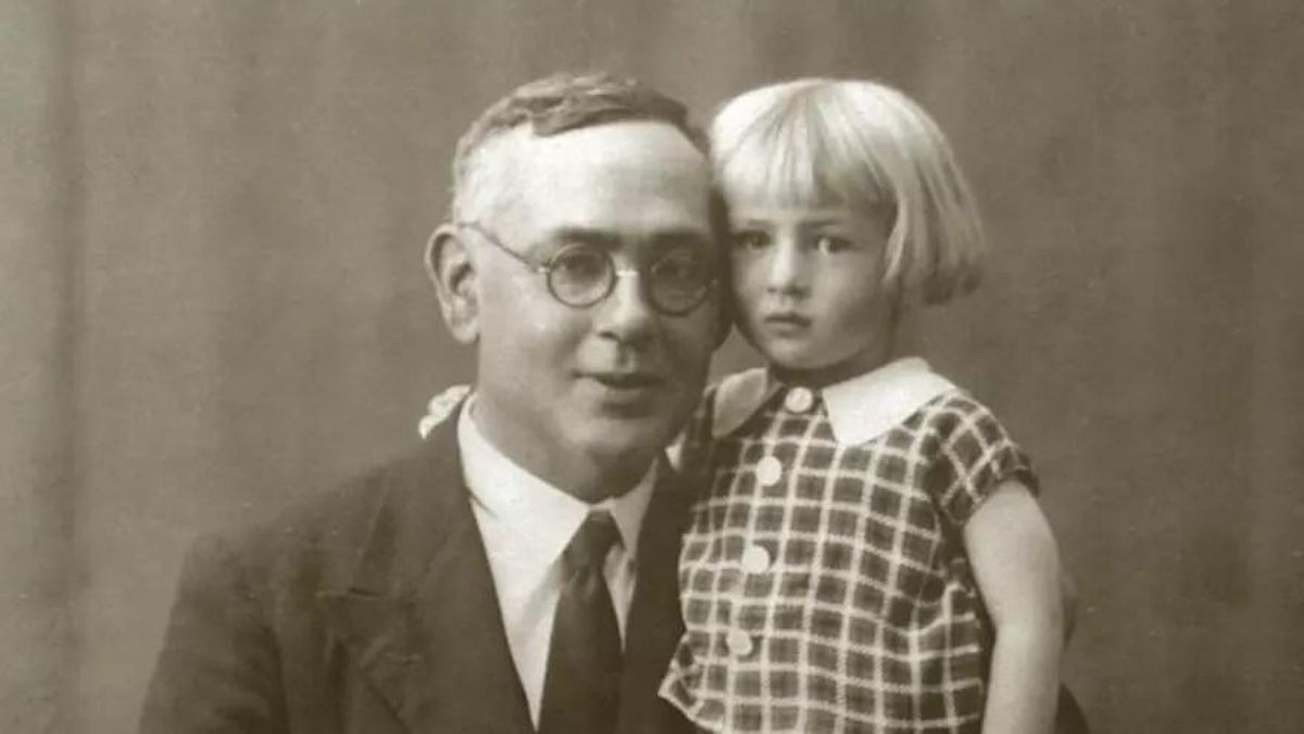 Blas Infante con una de sus hijas.