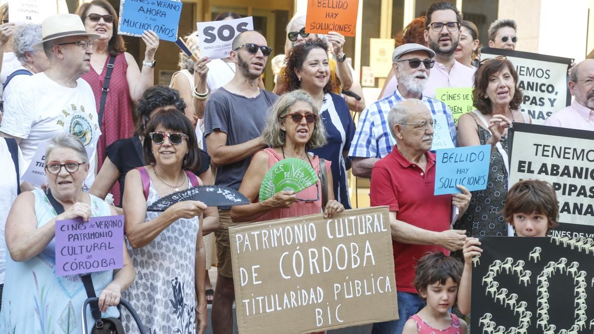 Protesta de la plataforma SOS Cines de Verano en el Ayuntamiento