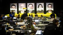 Carteles electorales con retratos de Gabriel Rufián, Raül Romeva, Oriol Junqueras, Carolina Telechea y Montse Bassa (con la boca tapada con la frase 'va de llibertad') al fondo de la sala de prensa de Esquerra Republicana de Calaluña, donde los miembros de la formación esperan los resultados electorales momentos antes del escrutinio total de los votos el 28 de abril