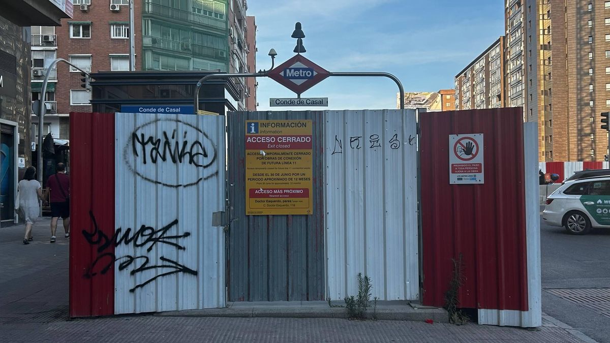 Acceso cerrado a la estación de Metro de Conde de Casal