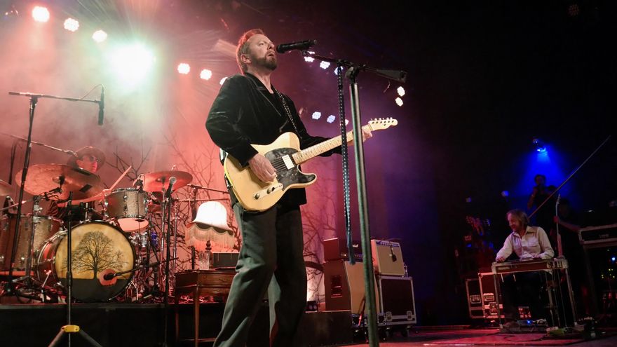 Kiefer Sutherland, con una guitarra sobre el escenario