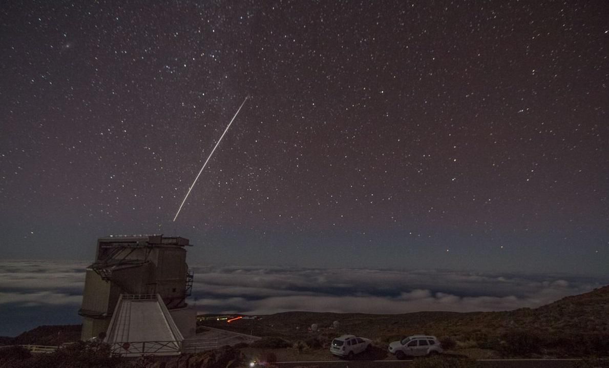 En la imagen, el TNG y, en el cielo, la estela de la Estación Espacial Internacional. Crédito: FGG/TNG.