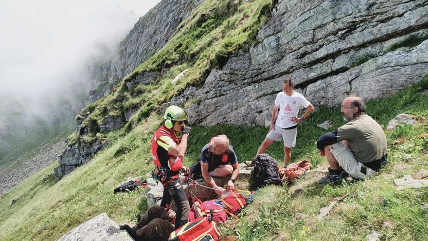 Rescatado en helicóptero un hombre tras caer 50 metros en la ruta entre Brañavieja y Pico Tres Mares