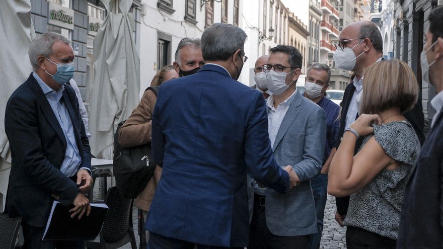 La Comisión Mixta para la reconstrucción de las zonas afectadas por la erupción volcánica de La Palma se reúne esta mañana del viernes primero de octubre, con la presencia, entre otros, del ministro de la Presidencia, Félix Bolaños, el presidente de Canarias, Ángel Víctor Torres, el del Cabildo insular, Mariano Hernández Zapata y los alcaldes de Tazacorte, El Paso y Los Llanos de Aridane. EFE/Ángel Medina G.