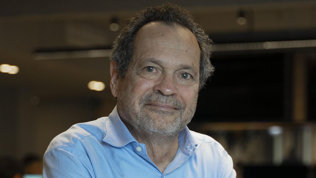 El periodista y escritor Marco Schwartz en la redacción de elDiario.es