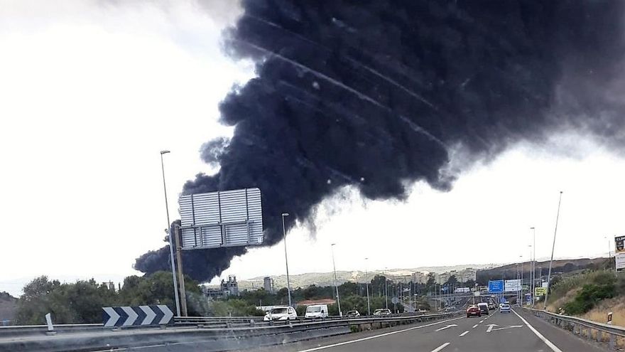 Desalojan el polígono Guadarranque, en San Roque, por un incendio en una fábrica