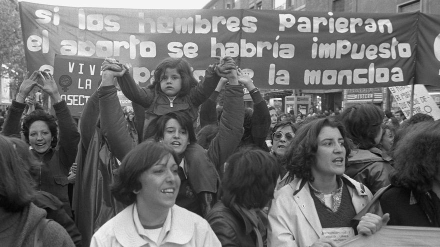 La desconocida historia de las redes que hacían abortos ilegales en la Transición: botes de Nescafé y bombas de bicicleta