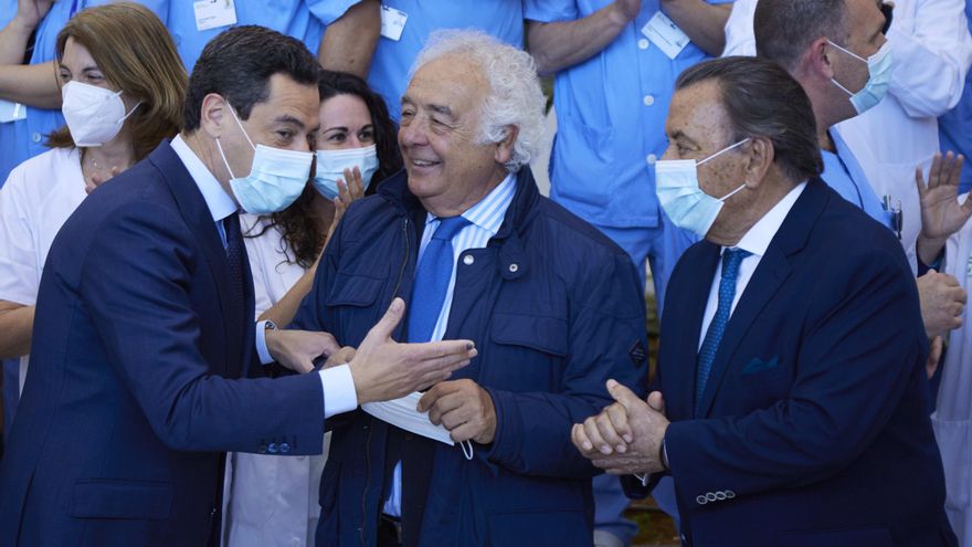 El presidente andaluz saluda a Los del Río, presentes en el acto inaugural.