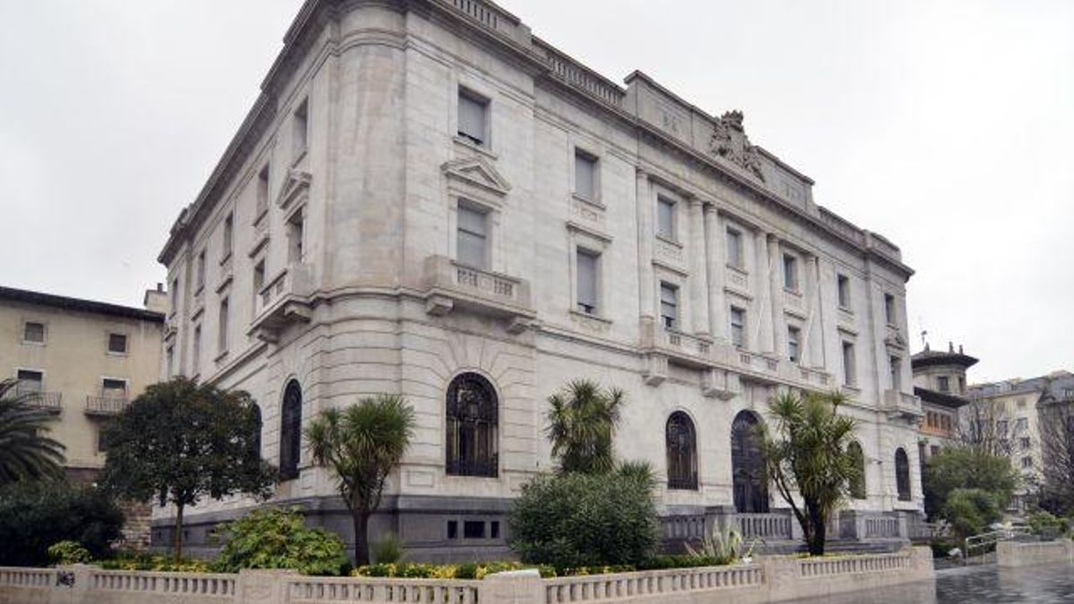 Imagen exterior de la antigua sede del Banco de España en Santander.