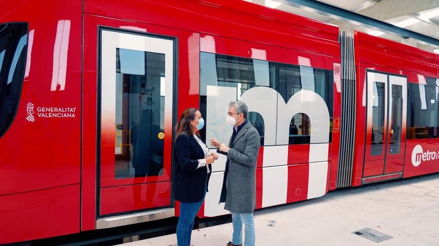 El conseller Arcadi España y la gerente de FGV Annaïs Menguzzato frente a un tranvía con la nueva imagen