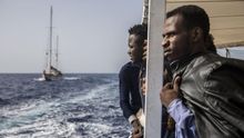 Los acuerdos improvisados y las largas negociaciones entre países marcan el reparto de los inmigrantes rescatados por las ONG