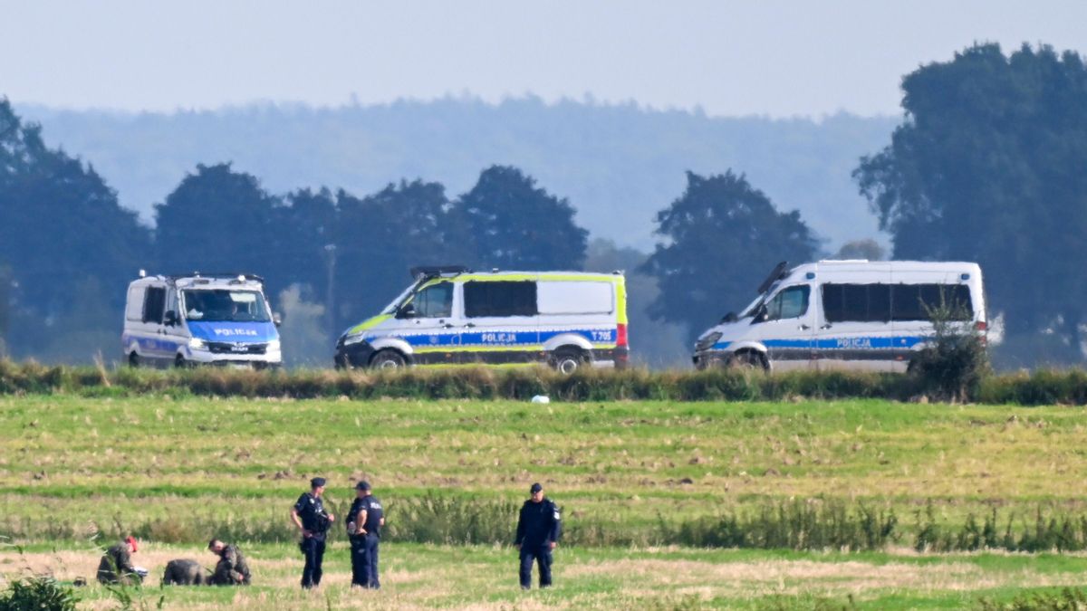 Agentes inspeccionan en la localidad polaca de Olesno la incursión de los drones. EFE/EPA/Andrzej Jackowski
