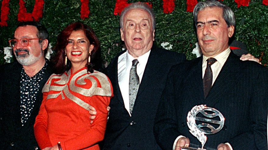 Mario Vargas Llosa, tras recibir el Premio Planeta en