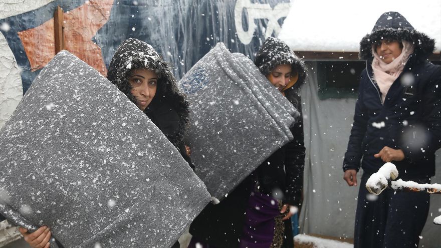 Mujeres refugiadas reciben colchones y mantas como parte de la ayuda invernal del ACNUR