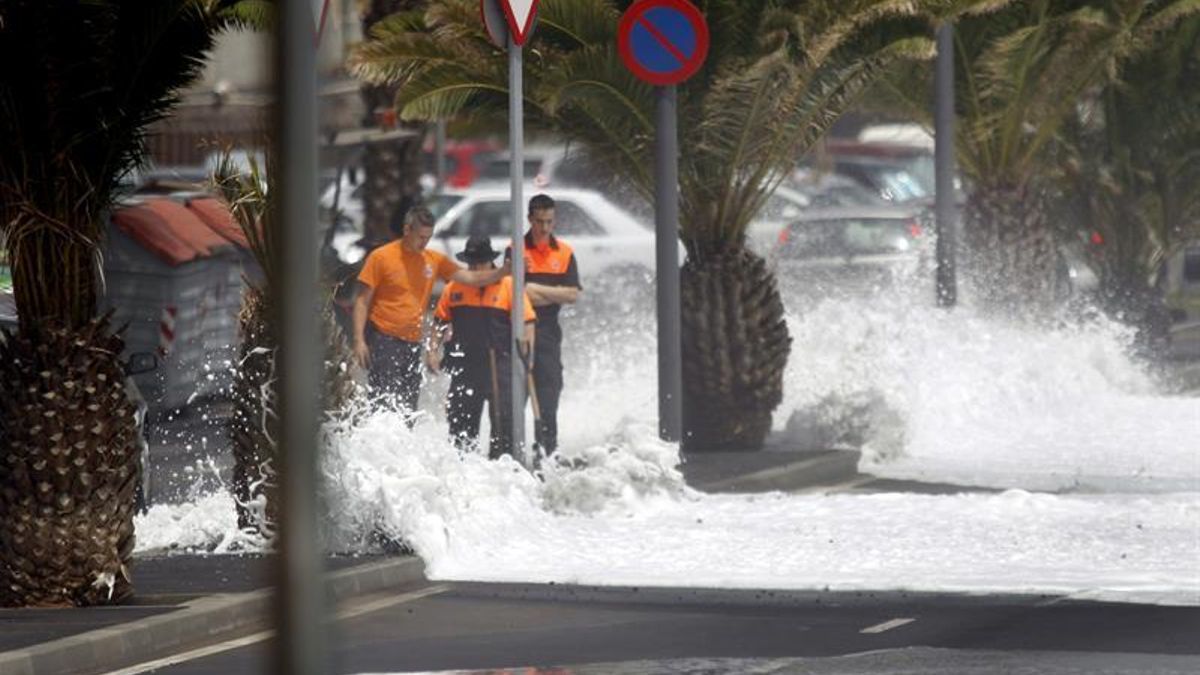 GALERÍA: Olas de hasta cinco metros en las costas canarias