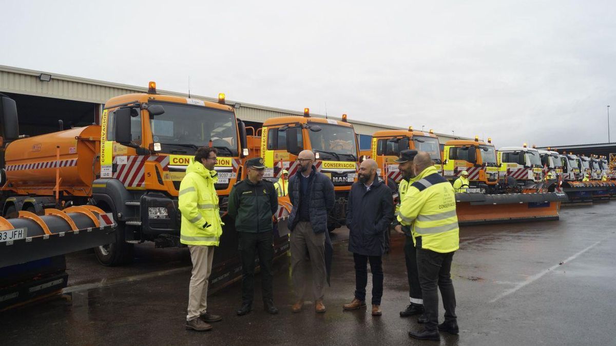 El subdelegado del Gobierno en León visita la maquinaria del operativo invernal en León.