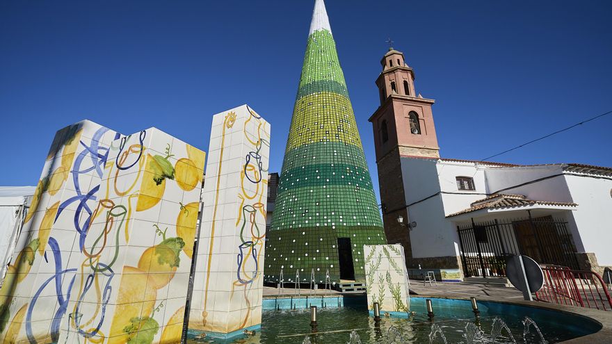 Cazalegas (Toledo) teje el árbol de Navidad de croché más grande del mundo