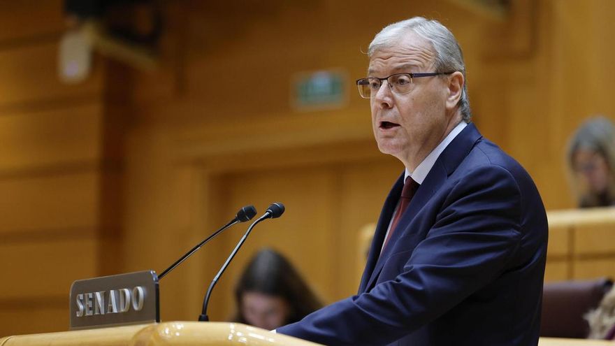 El senador popular Antonio Silván interviene durante el pleno extraordinario de la Cámara Alta en el que el ministro de Transportes, Óscar Puente, ha comparecido este jueves a petición del PP para dar cuenta de los accidentes ferroviarios en Adamuz (Córdoba) y Gelida (Barcelona), además de los incidentes continuados en el servicio de Rodalies en Cataluña.