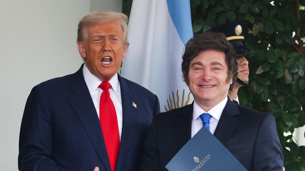 El presidente estadounidense, Donald Trump, saluda al presidente argentino, Javier Milei, a su llegada al Ala Oeste de la Casa Blanca el 14 de octubre de 2025 en Washington, DC.