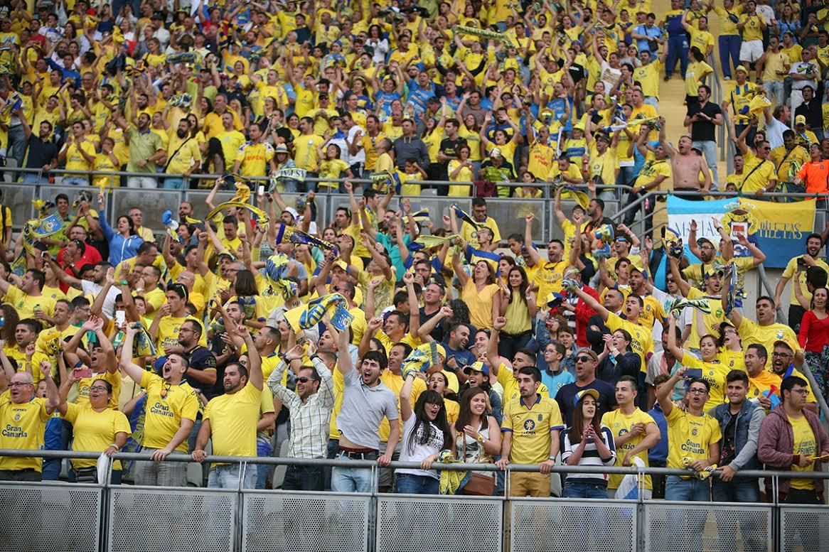 La afición de la UD Las Palmas celebra el ascenso. (ALEJANDRO RAMOS)