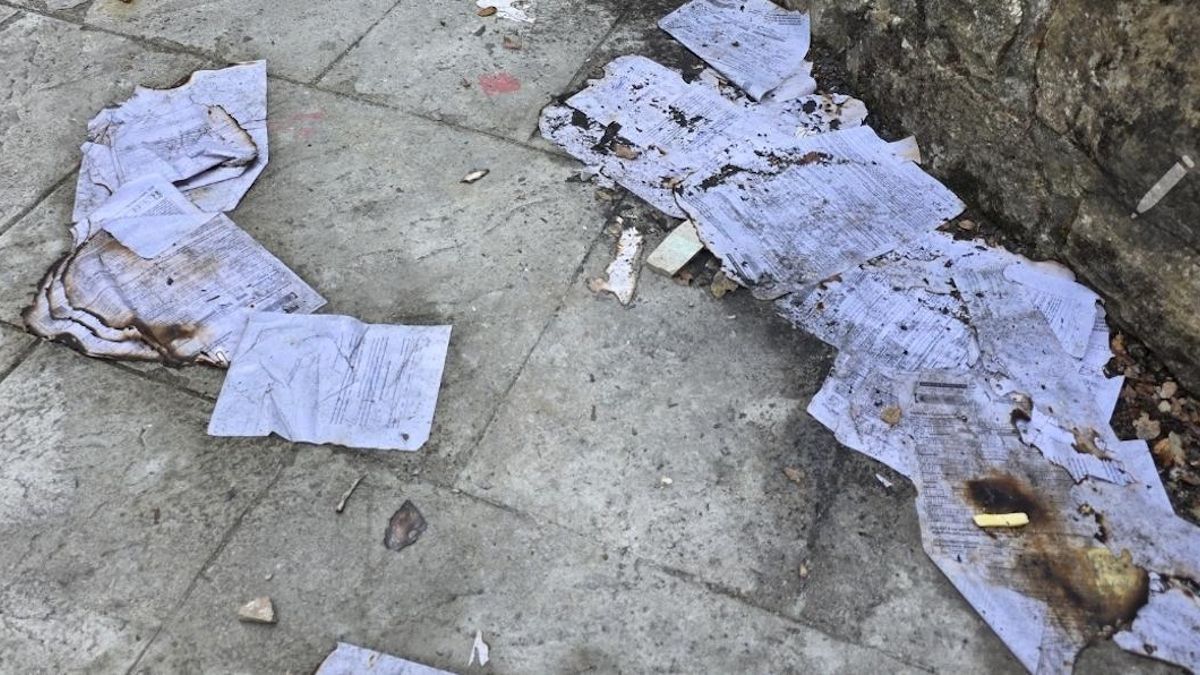 Aparecen expedientes con "datos personales sensibles" esparcidos en el entorno de la ludoteca de Renedo de Piélagos