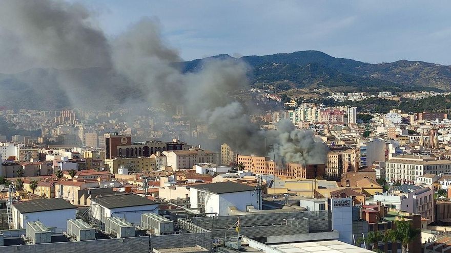 Continúan los trabajos para extinguir el incendio en un restaurante de Málaga que se ha propagado a un hotel