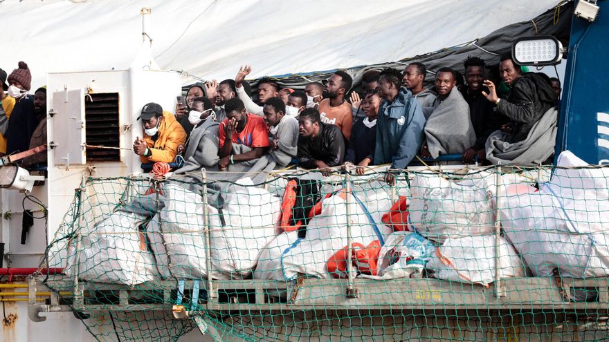 Un pesquero con cerca 500 migrantes llega al puerto de Pozzallo, en Sicilia