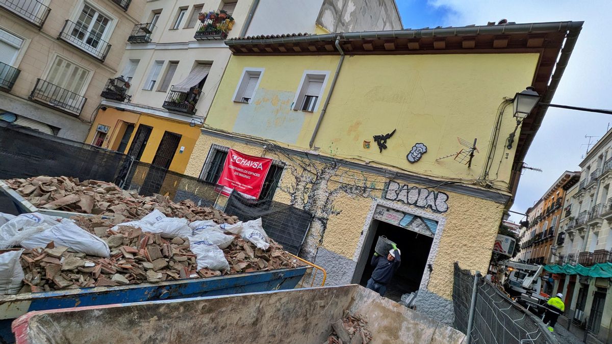 Un obrero tira parte de los escombros recogidos durante el derribo de este miércoles