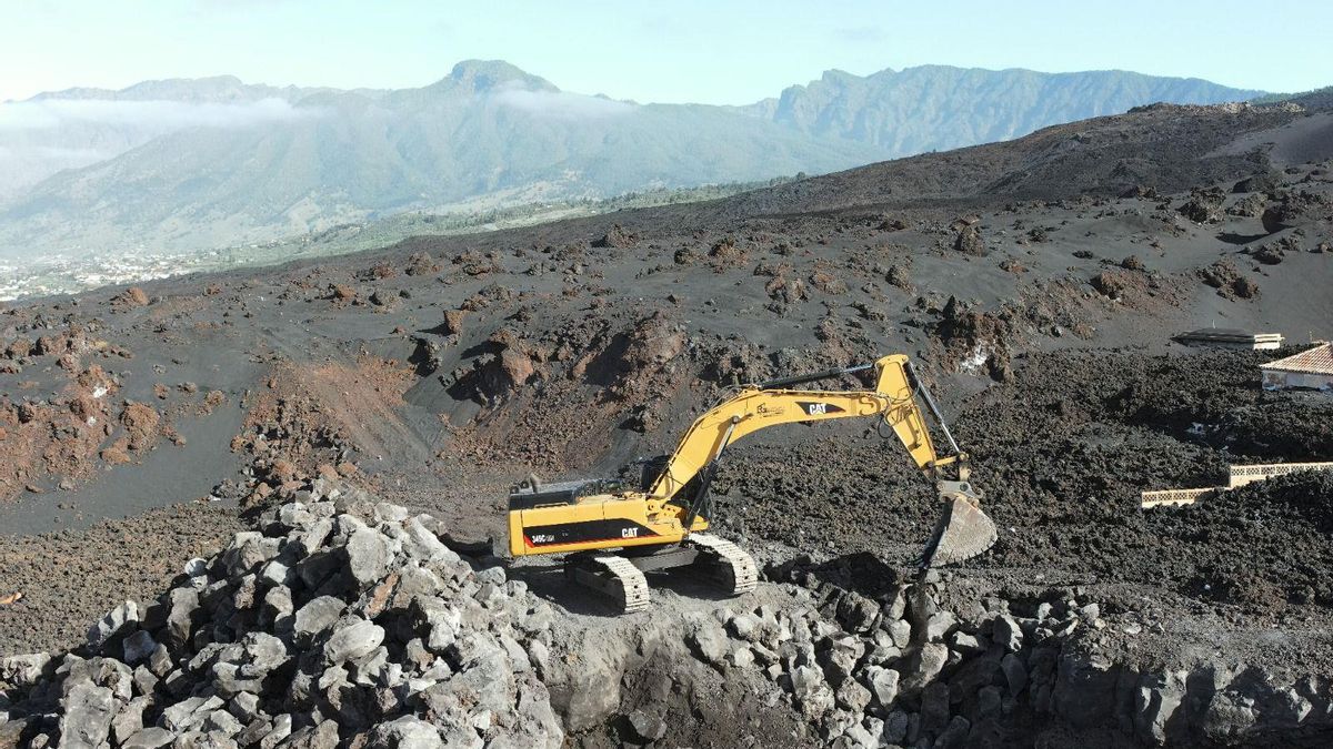 Obras para restablecer la continuidad de la LP-2, en el tramo interrumpido tras el volcán  Tajogaite.