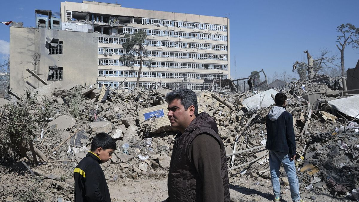 Varias personas caminan cerca de una zona alcanzada por los bombardeos israelíes-estadounidenses en los alrededores del gran bazar de Teherán (Irán).