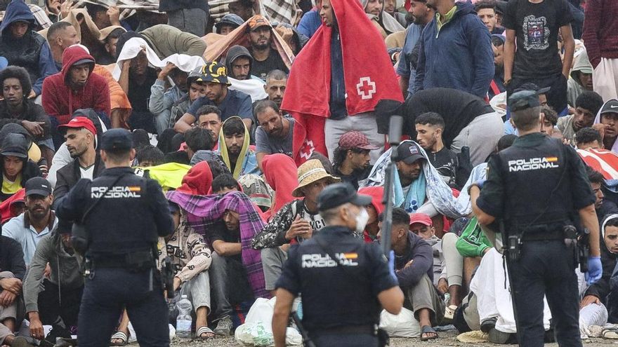 Sanidad convoca a las comunidades este lunes para enviar vacunas a Ceuta