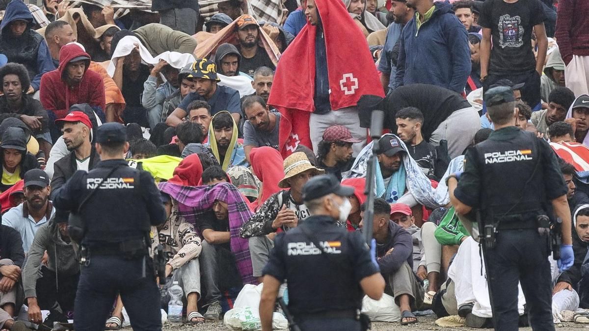 Sanidad convoca a las comunidades este lunes para enviar vacunas a Ceuta