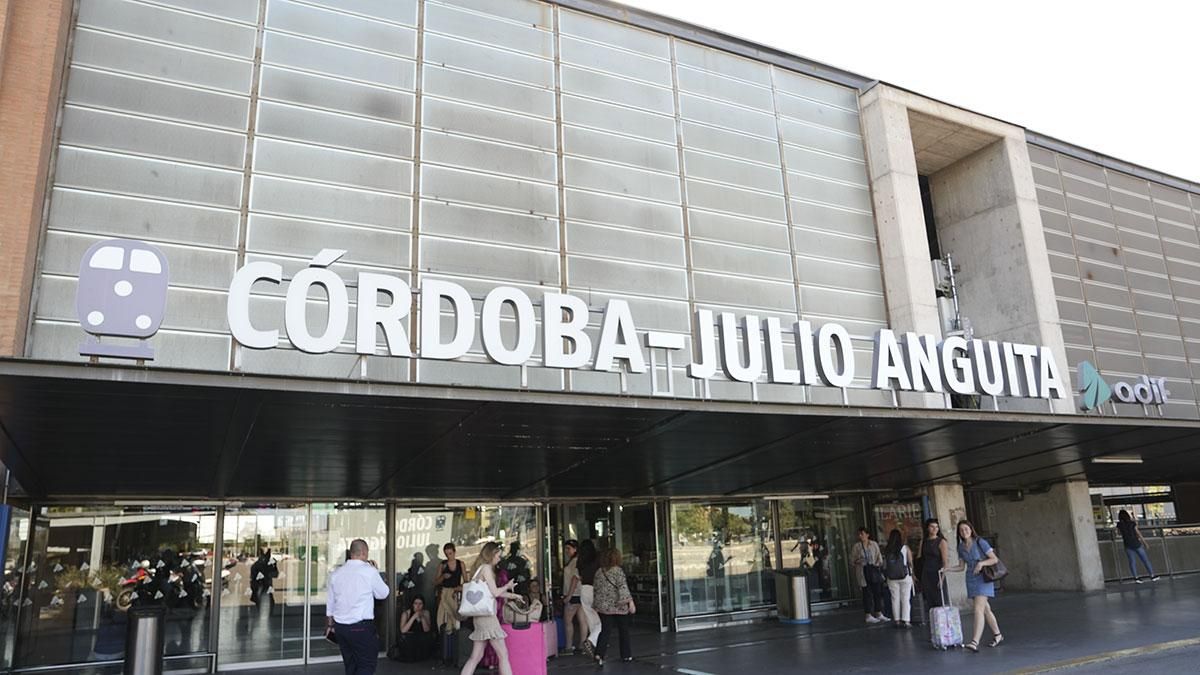 Nueva rotulación de la Estación Córdoba - Julio Anguita