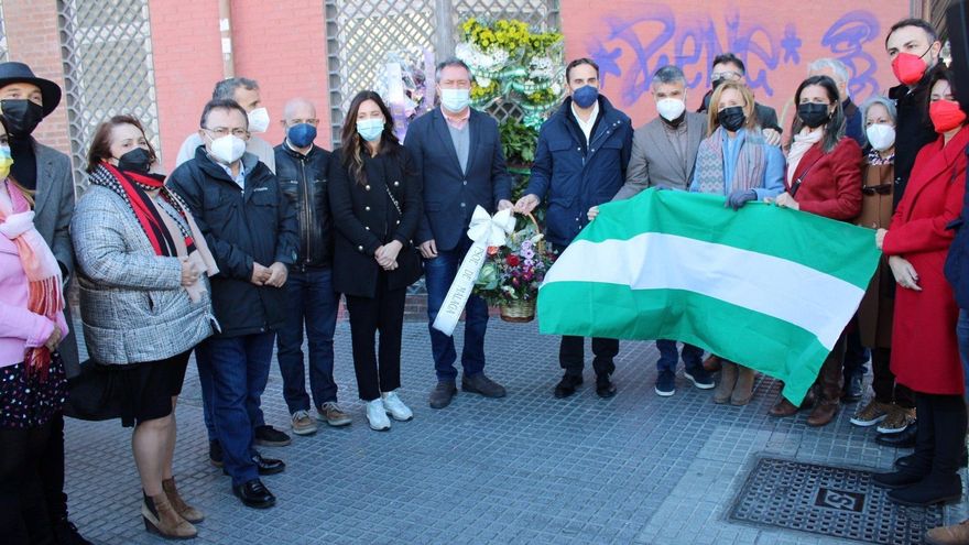 Ofrenda floral del PSOE andaluz a la memoria de García Caparrós en Málaga.