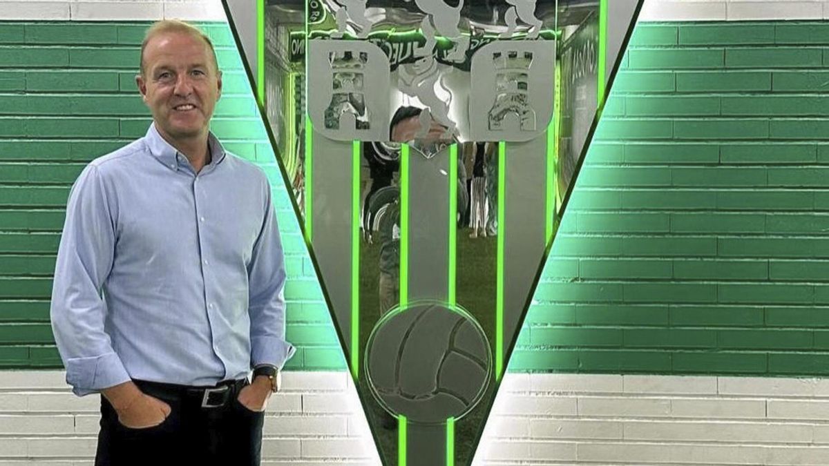 Ray Haughan, junto al escudo del Córdoba CF en El Arcángel