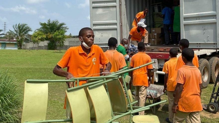 De Tetuán a Guinea Ecuatorial: la historia de los pupitres viajeros de una escuela de Madrid