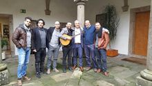 El grupo folk A Roda con el secretario general de Política Lingüística de la Xunta, Valentín García (segundo por la derecha).