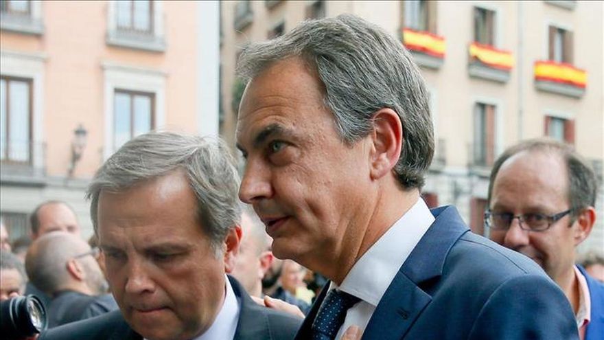 Sánchez, Zapatero y Rubalcaba despiden juntos a Zerolo en la capilla ardiente
