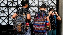 Varios niños.