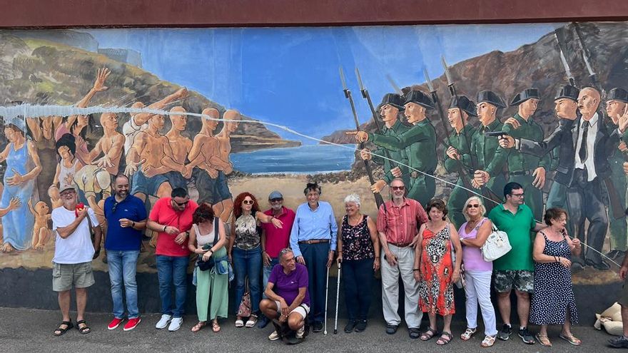 Foto ante el Mural conmemorativo en Sardina del Norte.