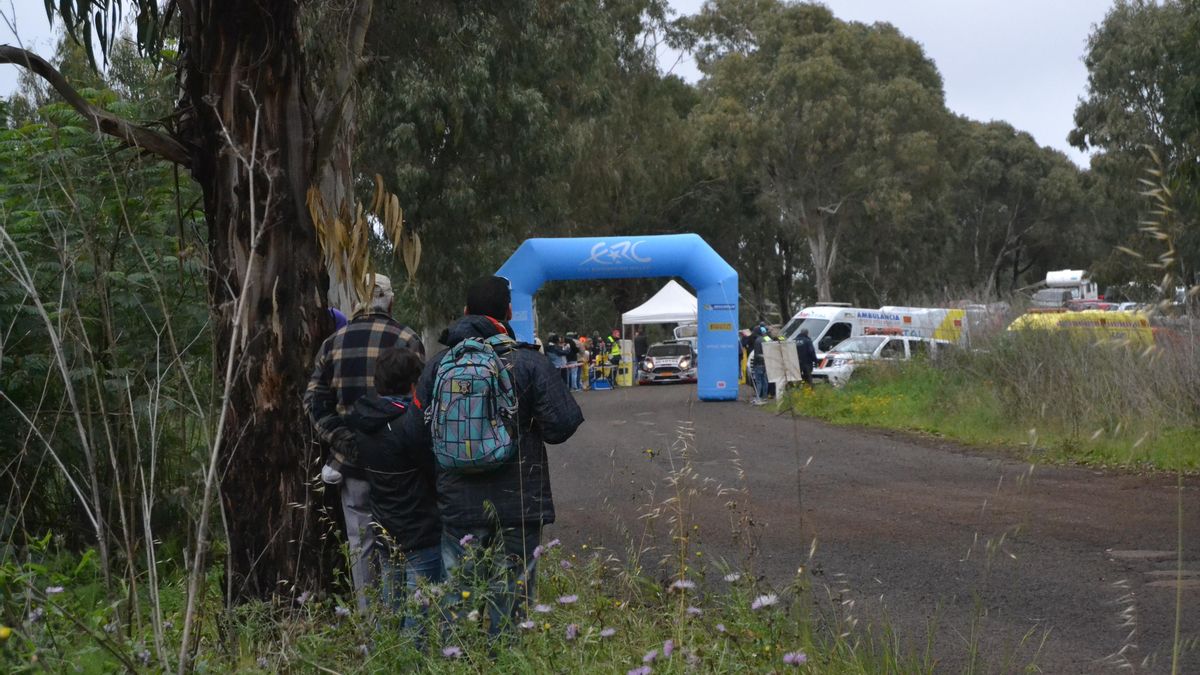 La salida del Rally Islas Canarias en el primer tramo del viernes 11, de Moya a Fontanales.