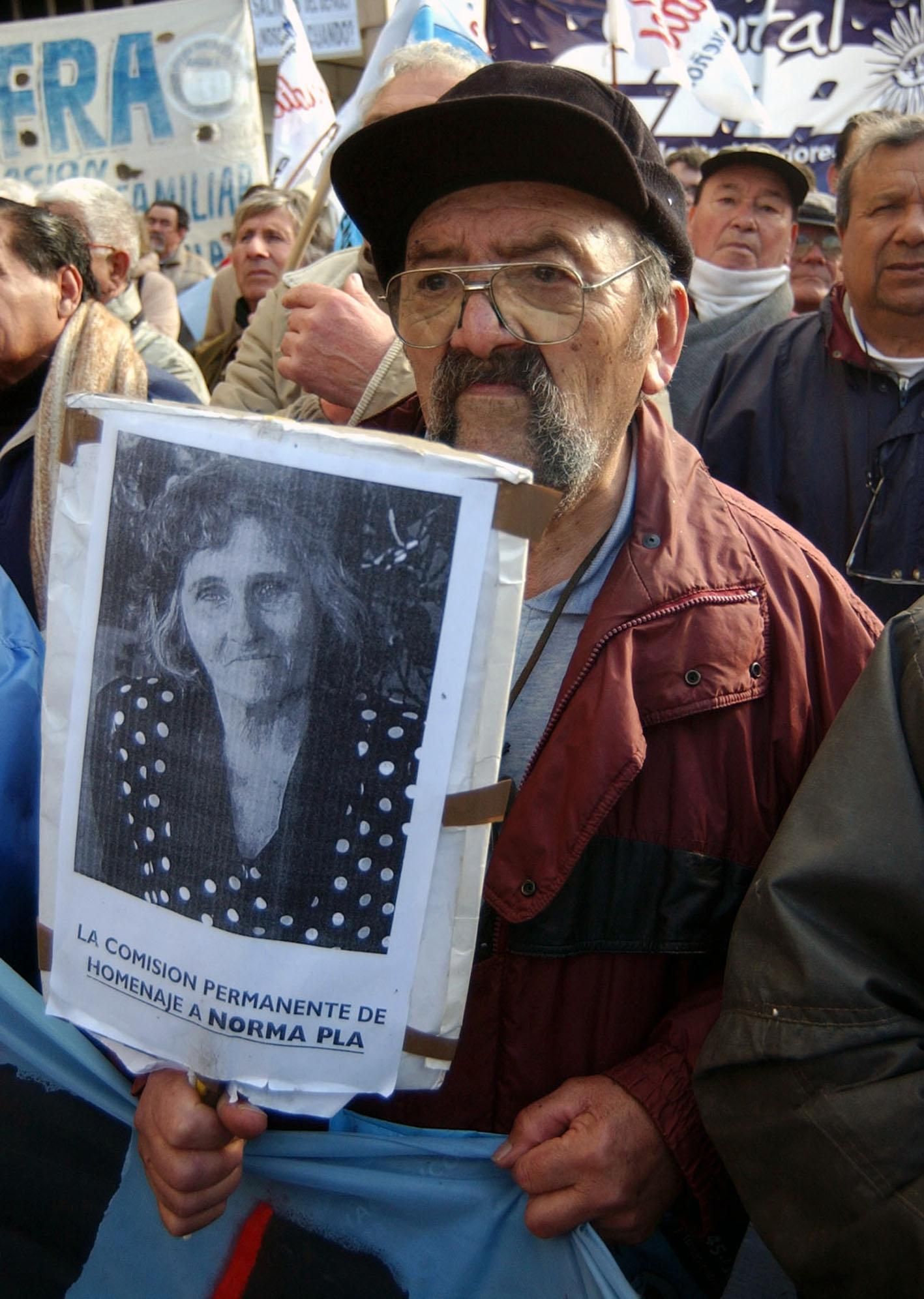 La persistencia de los jubilados en las marchas semanales de los miércoles frente al Congreso, pese a la represión, generó comparaciones con las movilizaciones de los años noventa lideradas por la histórica dirigente ya fallecida Norma Plá, que se enfrento al gobierno del tándem Carlos Menem-Domingo Cavallo para exigir ingresos dignos para los adultos mayores.