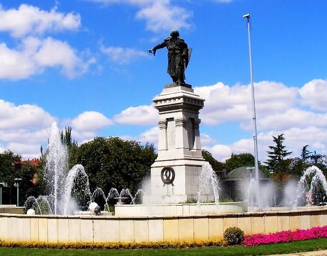 La plaza de Guzmán el Bueno de León donde está situada su estatua.